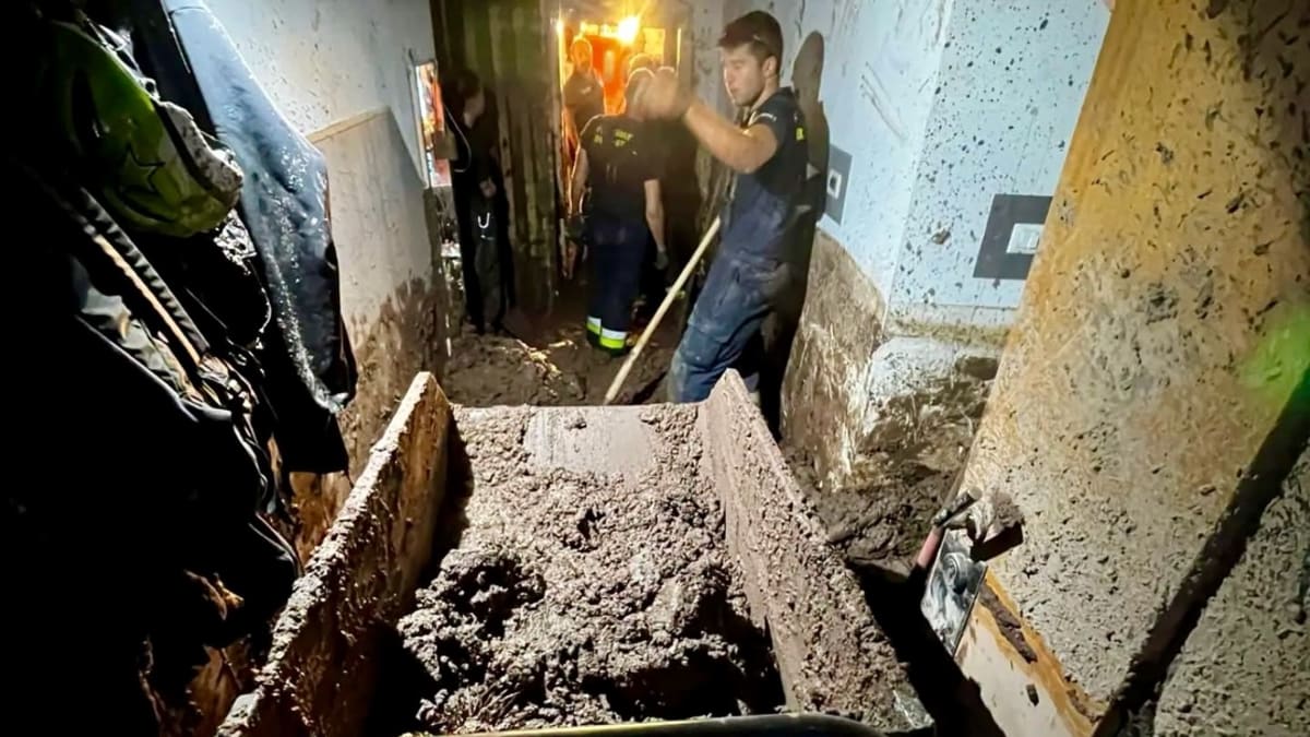 Feuerwehr setzt Räumungsarbeiten in betroffenen Wohnhäusern fort