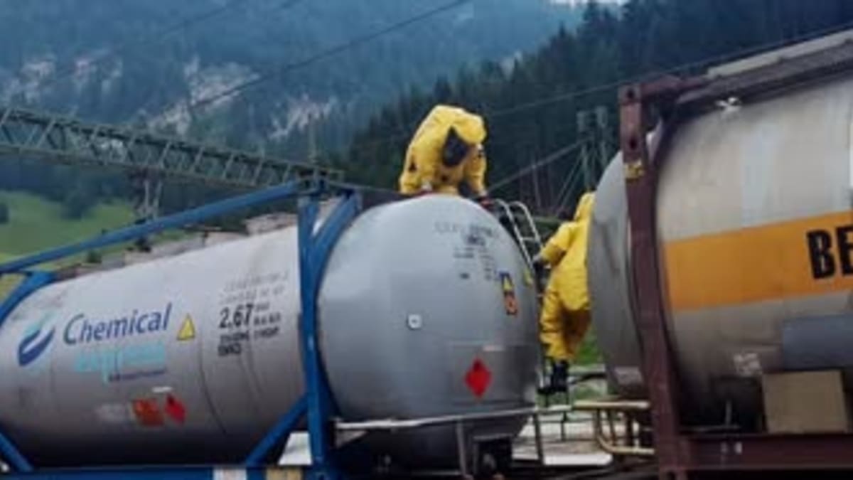 Styrol-Monomer tritt aus Kesselcontainer im Bahnhof Brenner aus